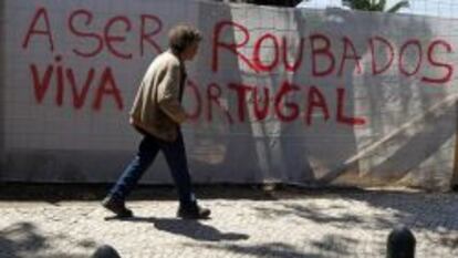 Cartel que reza &quot;Ser robados, larga vida a Portual&quot;, en Lisboa.