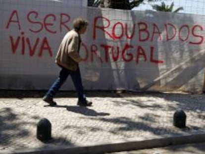 Cartel que reza &quot;Ser robados, larga vida a Portual&quot;, en Lisboa.