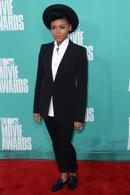 Janelle Monáe, como siempre, con look masculino.