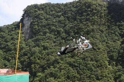 Un practicante de salto base compite pasando a travs de una diana durante la Liga Mundial de Wingsuit 2017 (WWL) en el Gran Premio de China celebrado en la monta?a de Tianmen en Zhangjiajie (China).