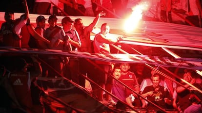 Torcedores do River Plate durante um jogo.