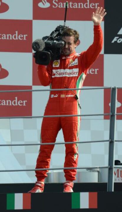 Alonso filma a los espectadores desde el podio de Monza.