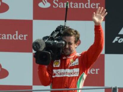 Alonso filma a los espectadores desde el podio de Monza.