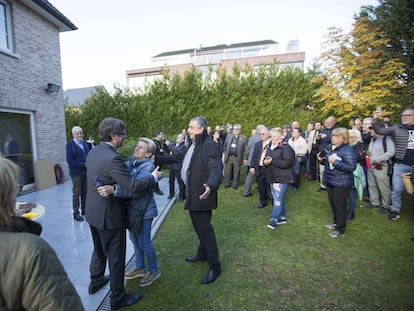 Puigdemont saluda a algunos de los asistentes a la conmemoración del 1-O en la casa de Waterloo (Bélgica).