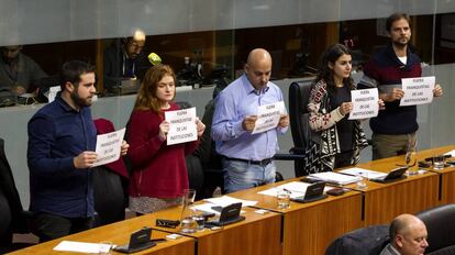 Diputados de Podemos en la Asamblea de Extremadura muestran su rechazo a la presencia en el hemiciclo de Juan Antonio Morales.