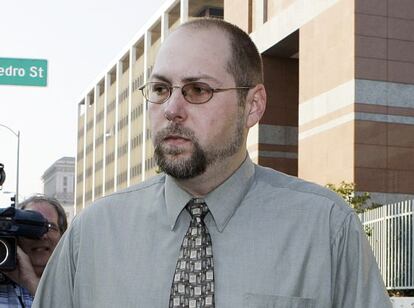 Christopher Chaney, de 35 años, abandona los tribunales de justicia de Los Angeles. Chaney se ha declarado culpable de robar material íntimo de famosas.