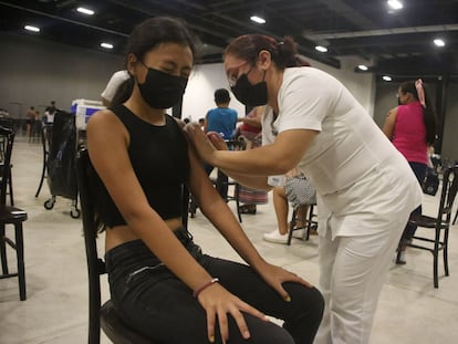 Una menor, de 14 años, recibe la vacuna contra la covid-19 en Mérida, Yucatán.