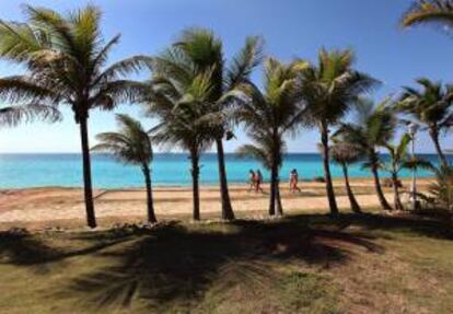 Un grupo de turistas camina por la playa de Varadero en Cuba. EFE/Archivo