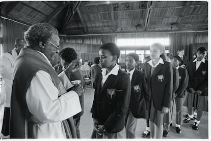 El obispo anglicano premio Nobel de la Paz, Desmond Tutu, da la comunión durante una misa en la iglesia Saint-Barnabus de Bosmont, Johannesburg, en verano de 1985.