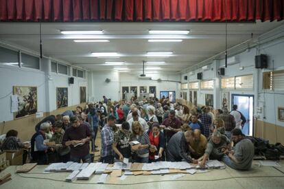 Vista general de una de las aulas del colegio Buenavista de Sevilla, habilitado para la jornada electoral del 28-A. 