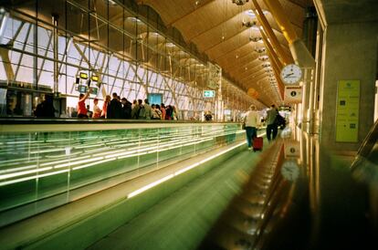 Cinta transportadora en la terminal 4 (T4) del aeropuerto de Barajas, en Madrid, proyectado por el arquitecto británico Richard Rogers en colaboración con el estudio Lamela.