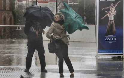 Una autèntica coreografia de vent, paraigües i publicitat, a Terrassa.