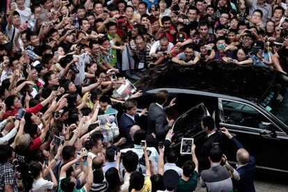 Beckham se refugia en su coche en la Universidad de Tongji en Shanghái.