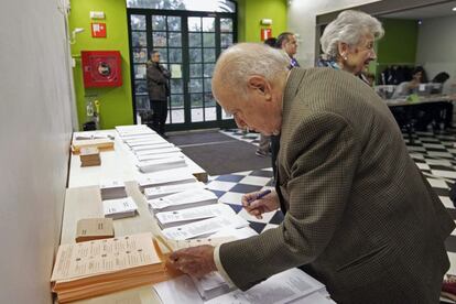 L'expresident de la Generalitat Jordi Pujol al costat de la seva esposa, Marta Ferrusola, agafa les paperetes a un col·legi electoral de Barcelona.