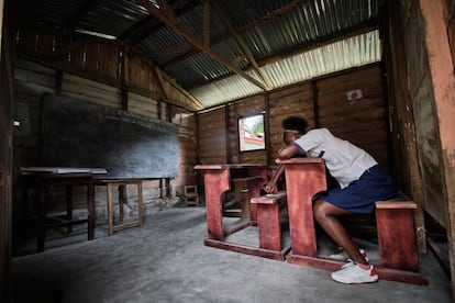 Lucía, alumna del colegio La Fe, espera a que llegue la profesora. En las zonas más desfavorecidas y pobres de África, los niños con sordera corren el riesgo de no desarrollar un lenguaje adecuado y no acceder a la educación, y, por tanto, convertirse en adultos socialmente desintegrados, solos y aislados.