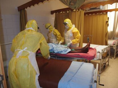 Un equipo médico con trajes de protección personal atiende a una parturienta en el hospital Saint Joseph de Monrovia.