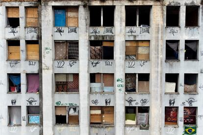 Las ocupaciones urbanas en la región portuaria de Río de Janeiro revelan el problema estructural de déficit habitacional que existe en Brasil. La Fundación João Pinheiro indica que el país tenía un déficit habitacional de 5,9 millones de viviendas en 2019, y durante la pandemia el número se incrementó. Según el estudio de la Campaña Desalojo Cero, entre agosto de 2020 y mayo de 2022 aumentó en un 393% el número de familias desalojadas en Brasil. Un 8% de familias no tienen un techo seguro, según esta organización. El alto valor del alquiler es responsable de más de la mitad de tal déficit. Debido a este panorama, hay brasileños que optan por ocupar edificios vacíos. En la foto, la Ocupación Urbana Zumbi dos Palmares, una de las mayores ocupaciones verticales de Río de Janeiro.