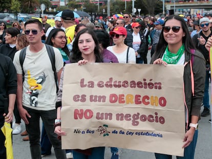 Docentes convocados por el sindicato de maestros de Colombia (Fecode) marchan durante una protesta por las calles este miércoles, en Bogotá (Colombia)