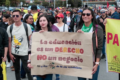 Docentes convocados por el sindicato de maestros de Colombia (Fecode) marchan durante una protesta por las calles este miércoles, en Bogotá (Colombia)