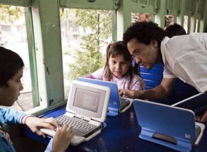 Niños con ordenadores en una de las bibliotecas públicas de Medellín.