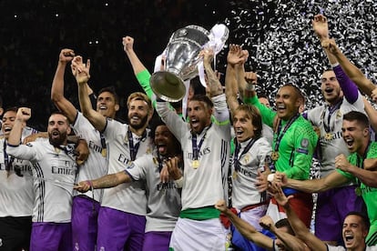 Sergio Ramos levanta la Copa de Europa tras ganar ante la Juventus.