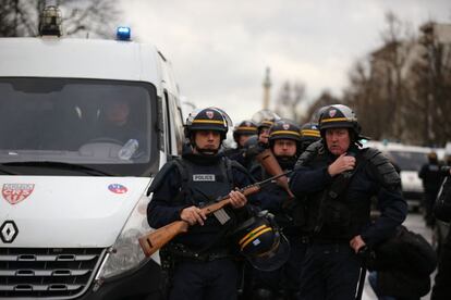 Policías en la Port de Vincennes en Paris, donde dos terroristas han tomado rehenes en una tienda judía