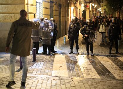 Un vecino del barrio de Lavapiés se enfrenta a la policía durante los altercados.