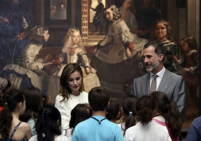 Los Reyes conversan con grupo de escolares en el Museo del Prado.