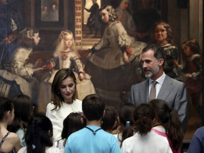 Los Reyes conversan con grupo de escolares en el Museo del Prado.