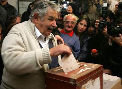 José Mujica, candidato presidencial del Frente Amplio y favorito en las encuestas, vota ayer en Montevideo.
