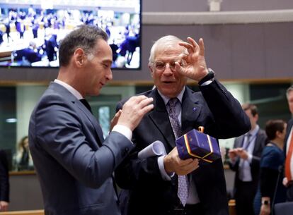 El nuevo alto representante de la Unión Europea para la Política Exterior, Josep Borrell (derecha), recibe un regalo del ministro de Exteriores alemán, Heiko Maas, este lunes a su llegada a la reunión del Consejo de Ministros de Exteriores de la UE en Bruselas (Bélgica).