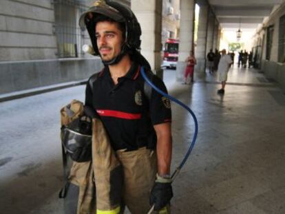 Un bombero tras apagar el fuego en los juzgados de Sevilla.