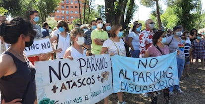 Vecinos de Tres Olivos se manifiestan contra la construcción del aparcamiento disuasorio en su barrio.