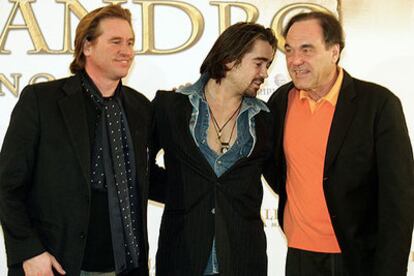 De izquierda a derecha, Val Kilmer, Colin Farrell y Oliver Stone, ayer en Madrid.