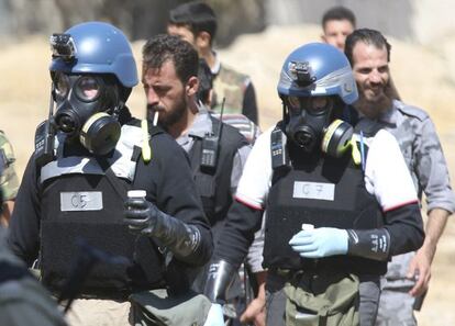 Inspectores de la ONU en uno de los sitios atacados con gas sar&iacute;n en la provincia de Damasco en agosto.