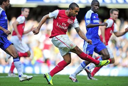 Asistente en el primer gol 'gunner', Walcott ha marcado el tercero, después de que Santos lograra el 2-2.