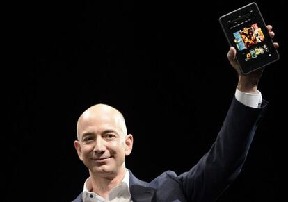 Jeff Bezos presenta el último modelo de tableta Kindle.