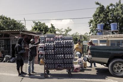 Un hombre empuja un carro cargado con botellas de refrescos en el cruce fronterizo colombo-venezolano en Paraguachón, el 11 de agosto de 2022.