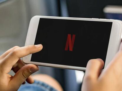 Netflix en un smartphone blanco