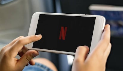 Netflix en un smartphone blanco