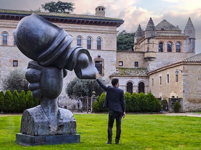 Escultura de Manolo Valdés en bodegas Otazu.
