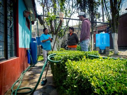 Técnicos de la empresa Isla Urbana explican a María Hernández el funcionamiento del sistema de captación. Gracias a estos dispositivos que aprovechan la temporada de lluvias, las viviendas tienen seis meses de agua asegurados. Su precio es de 7.000 pesos, pero a los usuarios solo les cobran 1.000. El resto lo pone una ONG, una fundación o las autoridades.
