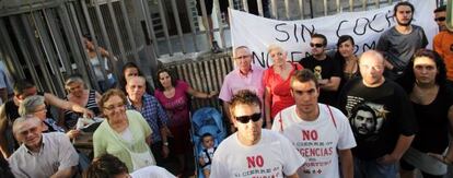 Vecinos del Barrio de La Fortuna de Leganés (Madrid) protestan por el cierre del centro de salud Marie Curie.