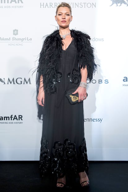 Esta semana tuvo lugar la gala amFAR en Hong Kong. Kate Moss no quiso perdérselo y, una vez más, confió en el negro. Su vestido es de Marc Jacobs y la modelo optó por completarlo con un chal de plumas.