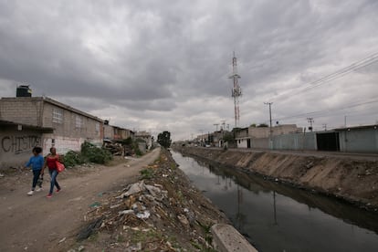 El canal de aguas negras que separa Golondrinas de la colonia Luis Donaldo Colosio.