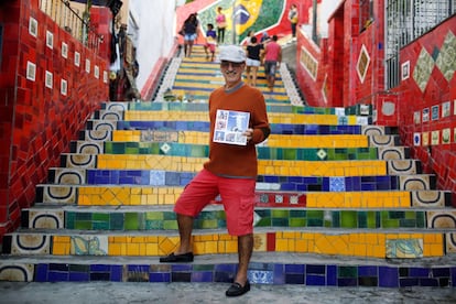 Gilberto Rabelo, vendedor ambulante de 74 anos, posa na 'Escadaria do Selarón' no Rio de Janeiro. Ao ser perguntado sobre os Jogos Olímpicos, Gilberto responde: "Os Jogos Olímpicos beneficiarão somente poucas pessoas". Também está preocupado pelo aumento da violência quando o evento terminar porque a segurança e a polícia nas ruas diminuirão.