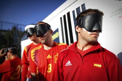 No todos los jugadores tienen el mismo nivel de ceguera por eso deben colocarse estas máscaras antes de salir al campo de juego.