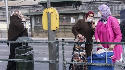 Varias mujeres con carros de compra en el mercado de Porta Palazo, en Turín (Italia).