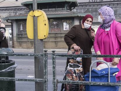 Varias mujeres con carros de compra en el mercado de Porta Palazo, en Turín (Italia).