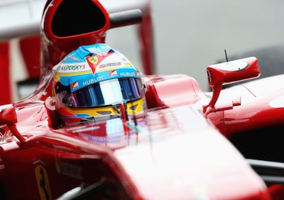 El piloto español Fernando Alonso prueba su monoplaza de Ferari, el F138 en el circuito de Montmeló, Barcelona.